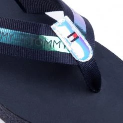 Femme Tongs TOMMY HILFIGER - Flat Beach Sandal Iridescent FW0FW05125 Desert Sky DW5 Bleu Marine -Tommy Hilfiger Soldes 0000207472334 06 ks