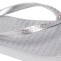 Femme Tongs TOMMY HILFIGER - Metallic Flat Beach Sandal FW0FW06445 Silver 0IM Argent -Tommy Hilfiger Soldes 06 0000300530856 ks